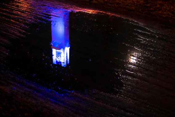 Lakeuden Risti heijastuu lammikkoon