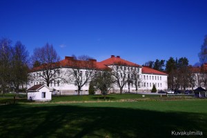 Törnävän sairaalan päärakennus.