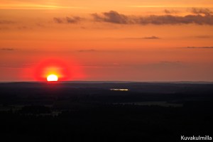 Aurinko laski 21.6. Vähä-Räyrinki järven länsipuolelle.