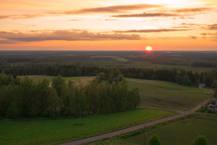 Aurinko laski 21.6. Vähä-Räyrinki järven länsipuolelle.