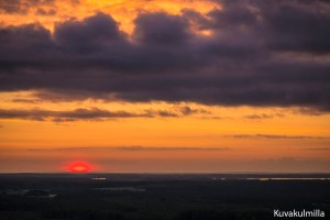 Aurinko laski 21.6. Vähä-Räyrinki järven länsipuolelle.