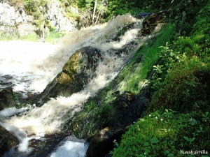 Kettuojan putous Olympus Tough tg-610 kameralla ikuistettuna. Helmeri Hintsa.