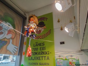 Karkkikaupun katto ankaraan vastavaloon. Varsin sekava asettelu, kohtuullinen kuva valaistusolosuhteet huomioiden.