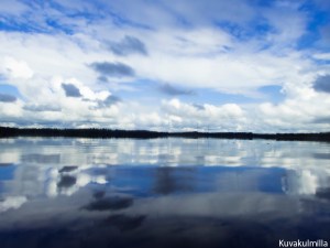 Seinäjoen Kyrkösjärveä veden pintakalvosta, kamera puoliksi pinnalla, puoliksi alla.