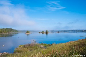 Sumun ja kirkkaan ilman rajalta kuva Kyrkösjärven aurinkoisemmalle puolelle.