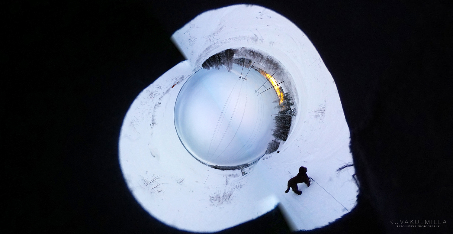 GEAR360 otettu niin että kamera mustassa hanskassa