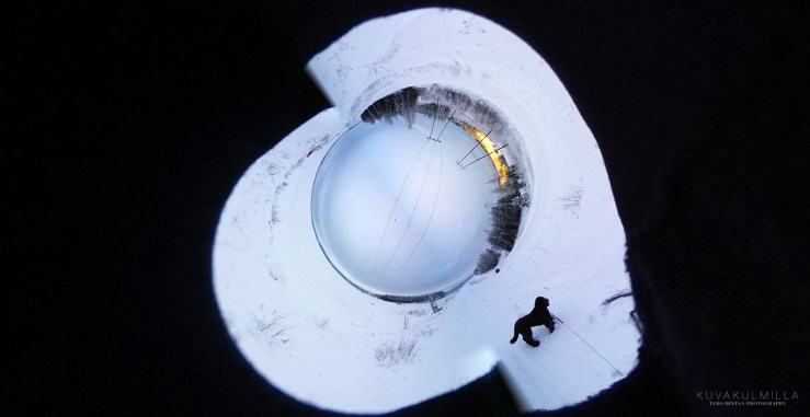 GEAR360 otettu niin että kamera mustassa hanskassa